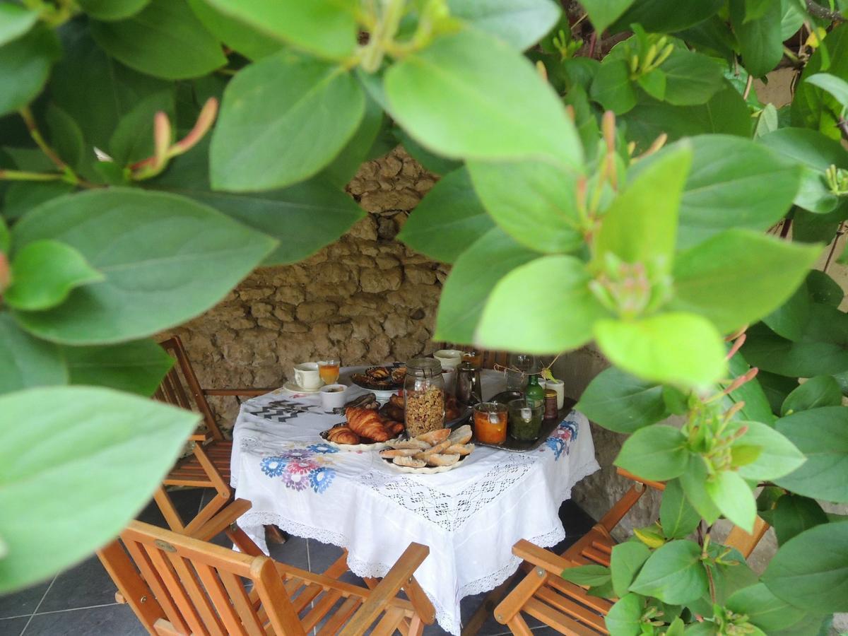 Maison D'Hotes "Les Volets Verts" Et Sa Brocante Ecueille Ngoại thất bức ảnh