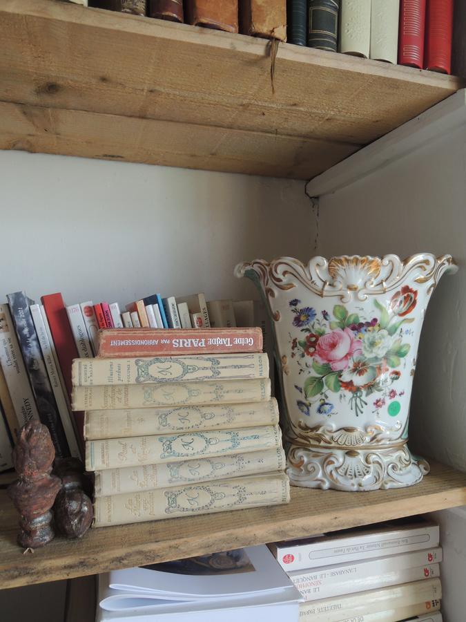 Maison D'Hotes "Les Volets Verts" Et Sa Brocante Ecueille Ngoại thất bức ảnh